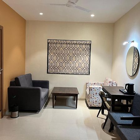 Hotel Avenue Plaza Mundra Екстер'єр фото