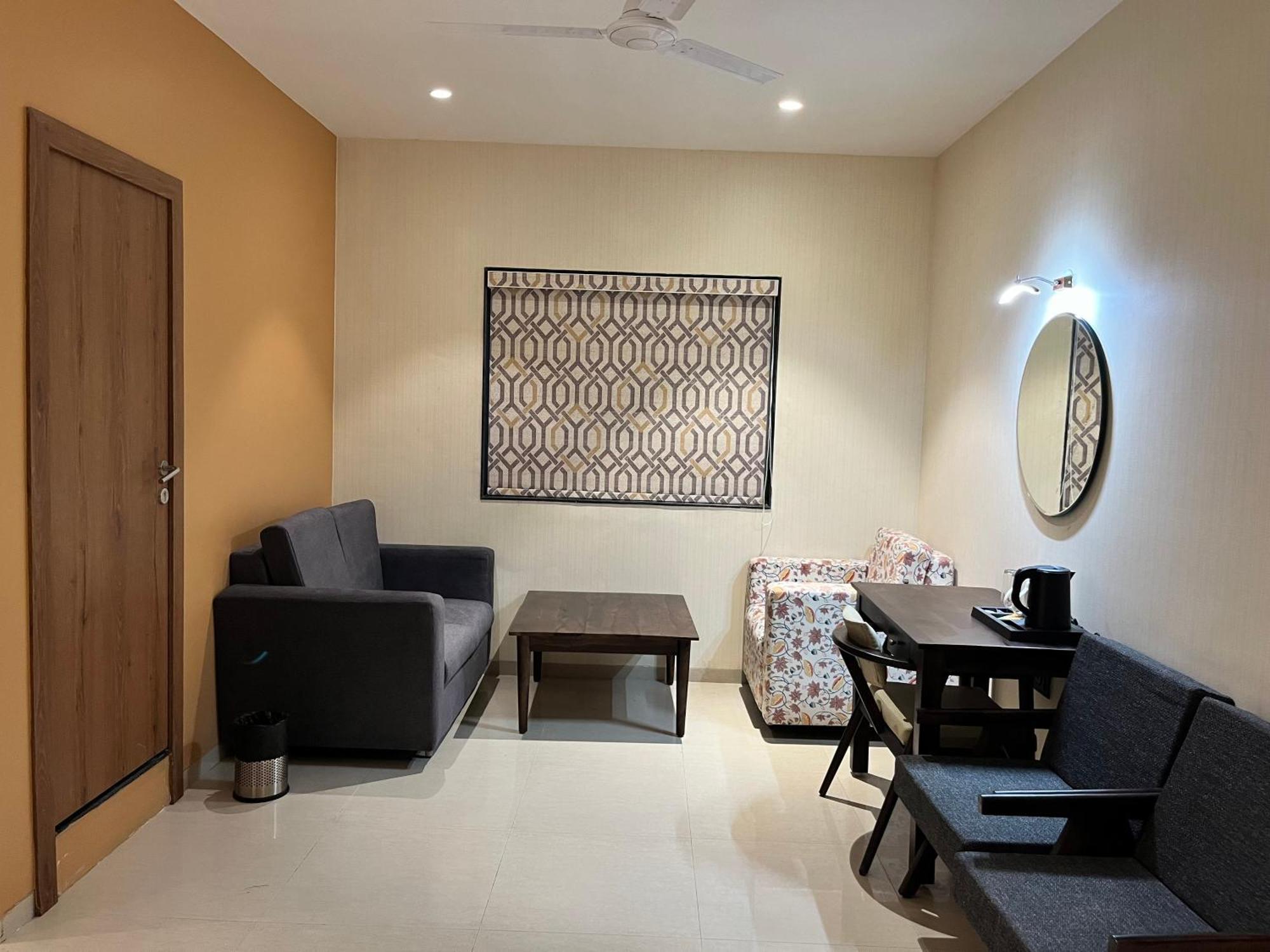 Hotel Avenue Plaza Mundra Екстер'єр фото
