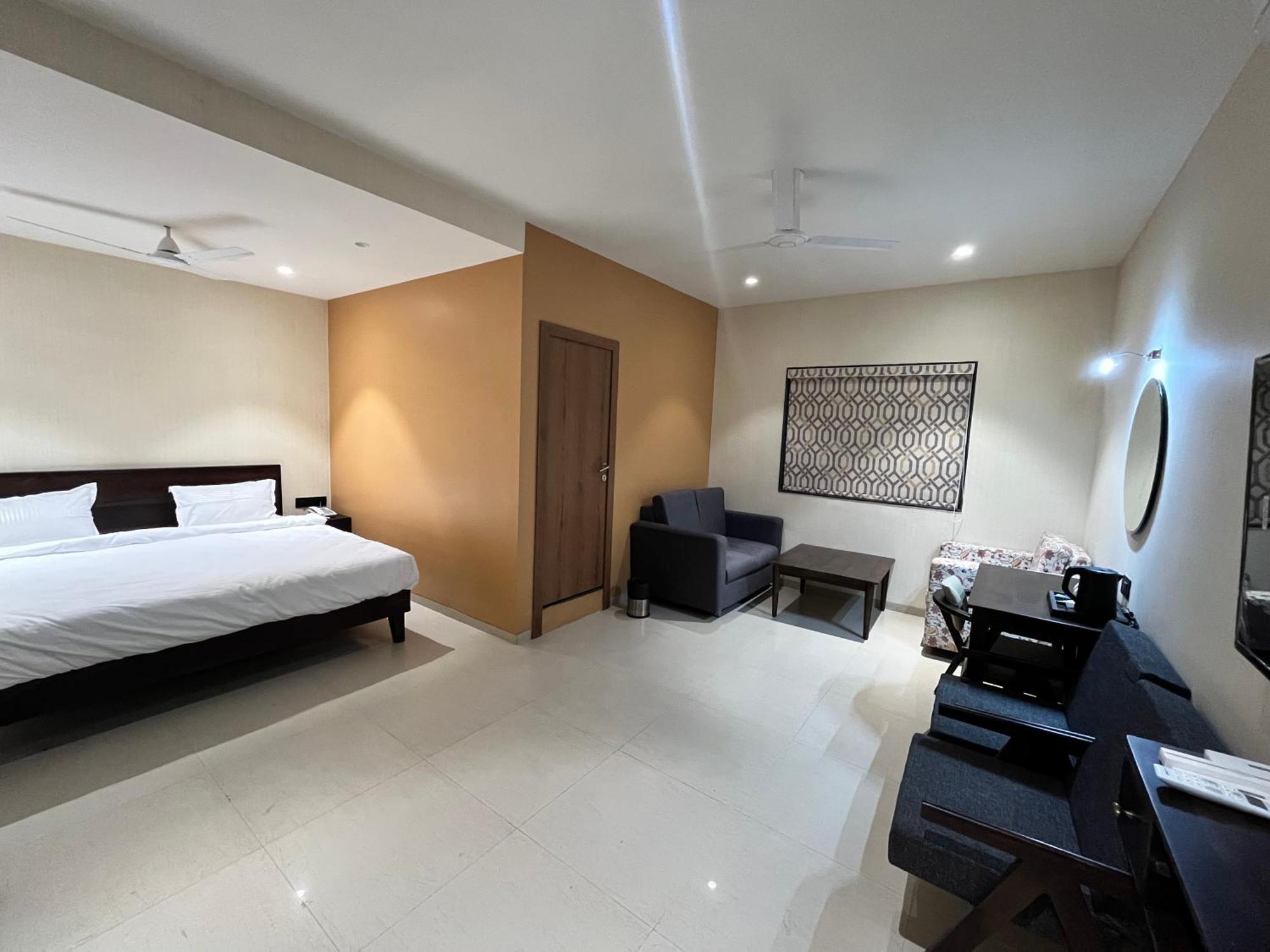 Hotel Avenue Plaza Mundra Екстер'єр фото